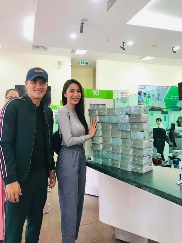 Vì sao Công Vinh ra nông nỗi này? - Ảnh 12. Công Vinh và Thủy Tiên trong hoạt động thiện nguyện