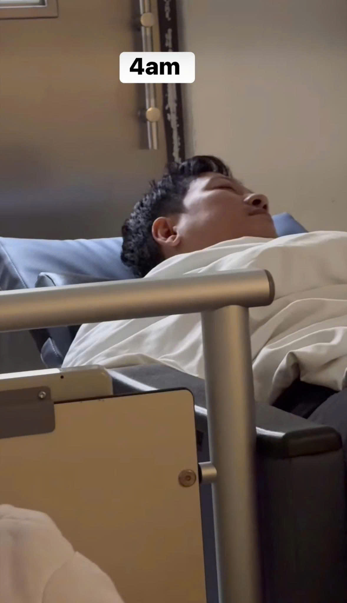 Nhã Phương nhập viện khi đang bầu lần 3- Ảnh 2. Trường Giang túc trực bên cạnh Nhã Phương