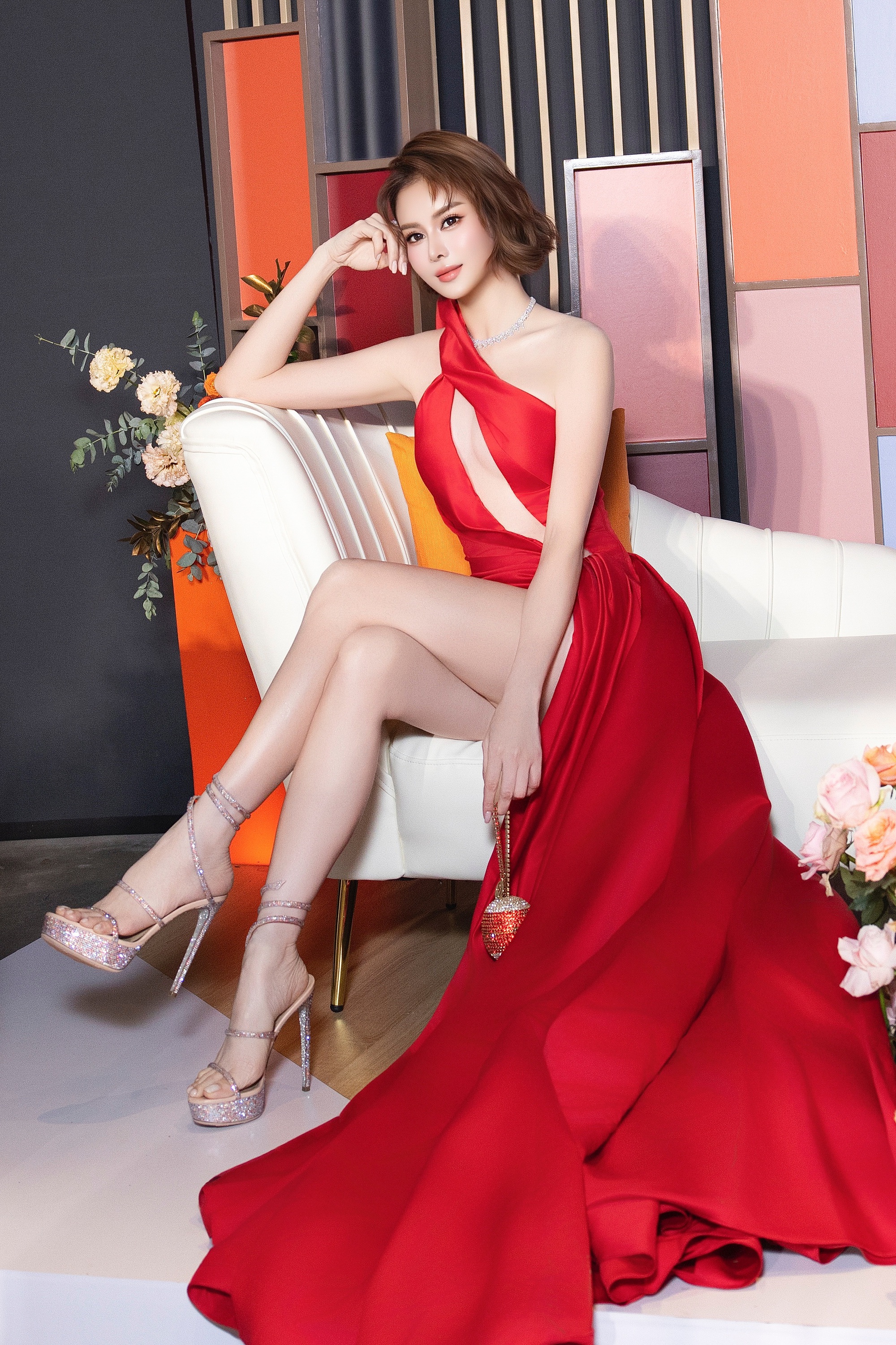 Sella Trương trên sàn diễn thời trang và hoạt động thiện nguyện Người đẹp tích cực tham gia thời trang và dự án cộng đồng