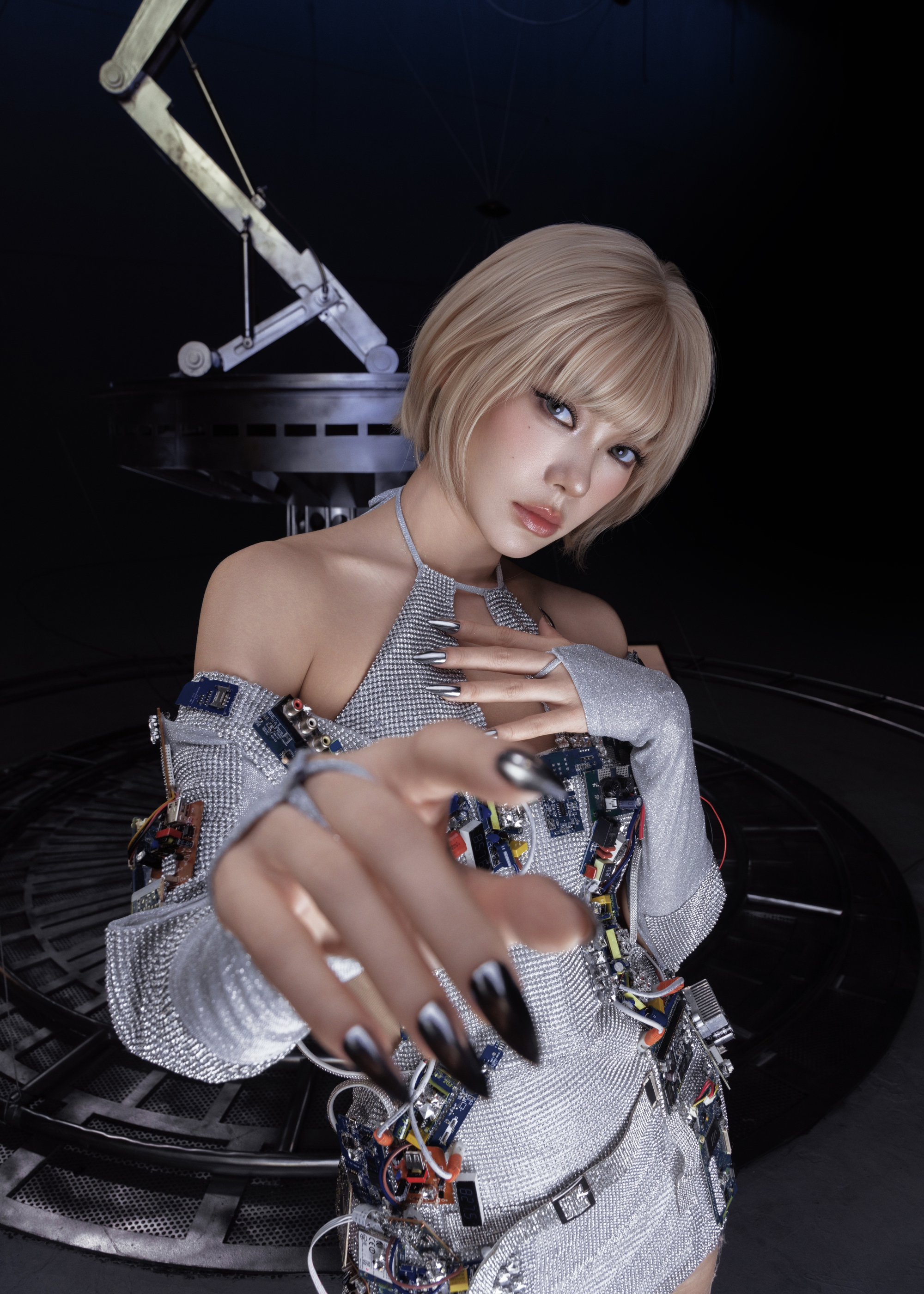 Chiếc váy sequin ánh bạc đính vi mạch độc đáo Váy ngắn sequin biểu tượng giải phóng và tỏa sáng