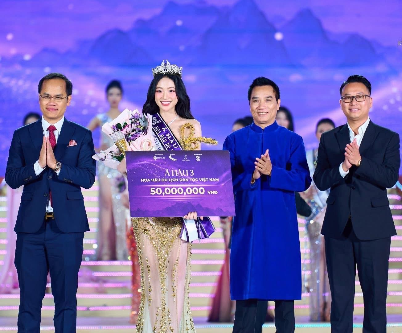 Nhan sắc người đẹp Thanh Hóa vừa đăng quang Á hậu 3 Hoa hậu Du lịch Dân tộc Việt Nam- Ảnh 4. Thanh Trúc nhận giải Á hậu 3