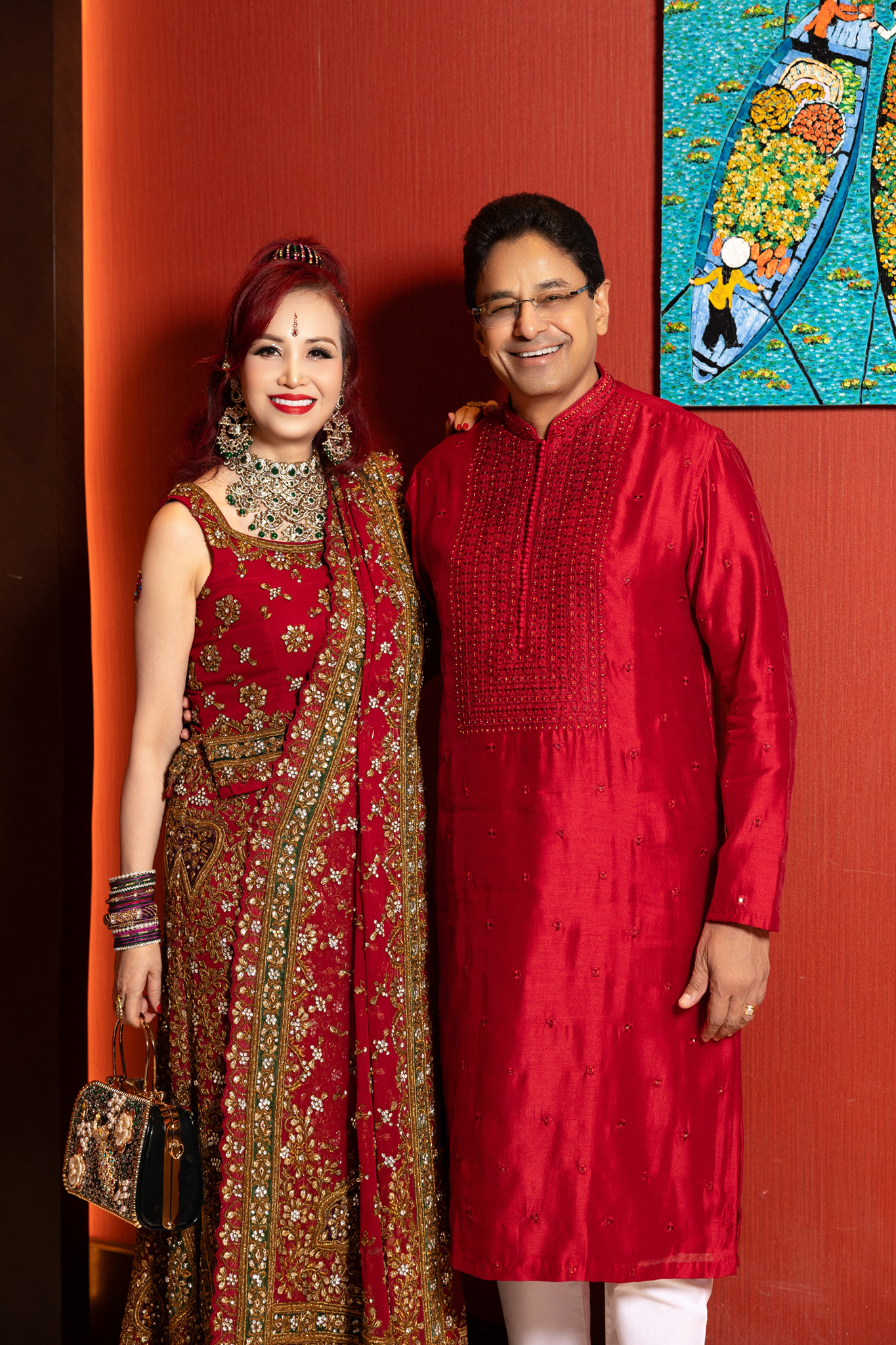 Trang phục truyền thống Kurta và sari màu đỏ