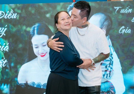 Hỏa táng linh cữu mẹ ca sĩ Tuấn Hưng tại Đài hóa thân Hoàn vũ Văn Điển