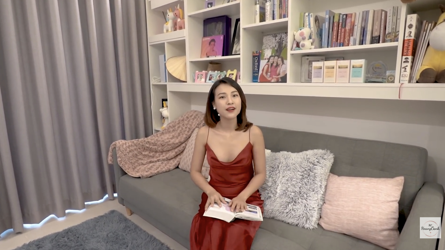 Khu vực tiếp khách với sofa