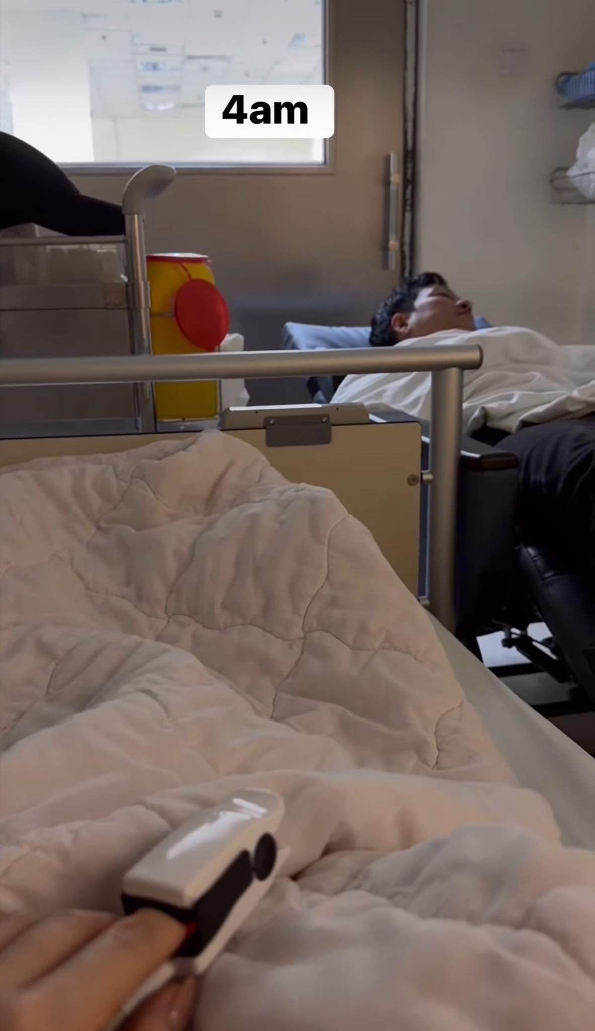 Nhã Phương nhập viện khi đang bầu lần 3- Ảnh 1. Nhã Phương nằm trên giường bệnh