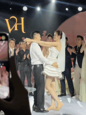 Khoảnh khắc vui vẻ trong ngày cưới của cặp đôi