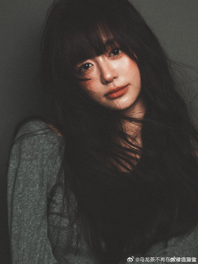 Mỹ nhân đang viral khắp Trung Quốc vì mắt to như 'hột xoàn 50 carat'- Ảnh 7. Thần thái thanh tú của Bạch Dực Nhữ