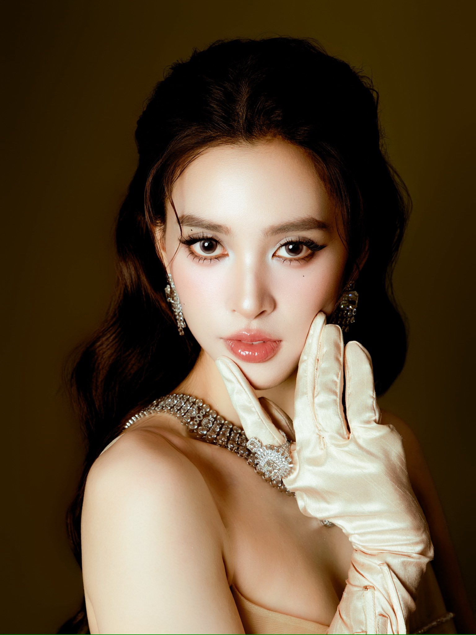 Hoa hậu Tiểu Vy lộ đôi chân bầm tím, dân mạng lo lắng về tình trạng sức khỏe- Ảnh 3. Hoa hậu Tiểu Vy với vẻ ngoài thu hút