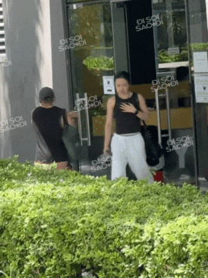 Phạm Văn Mách đi trước và mở cửa chờ Angela Phương Trinh Phạm Văn Mách mở cửa cho Angela Phương Trinh