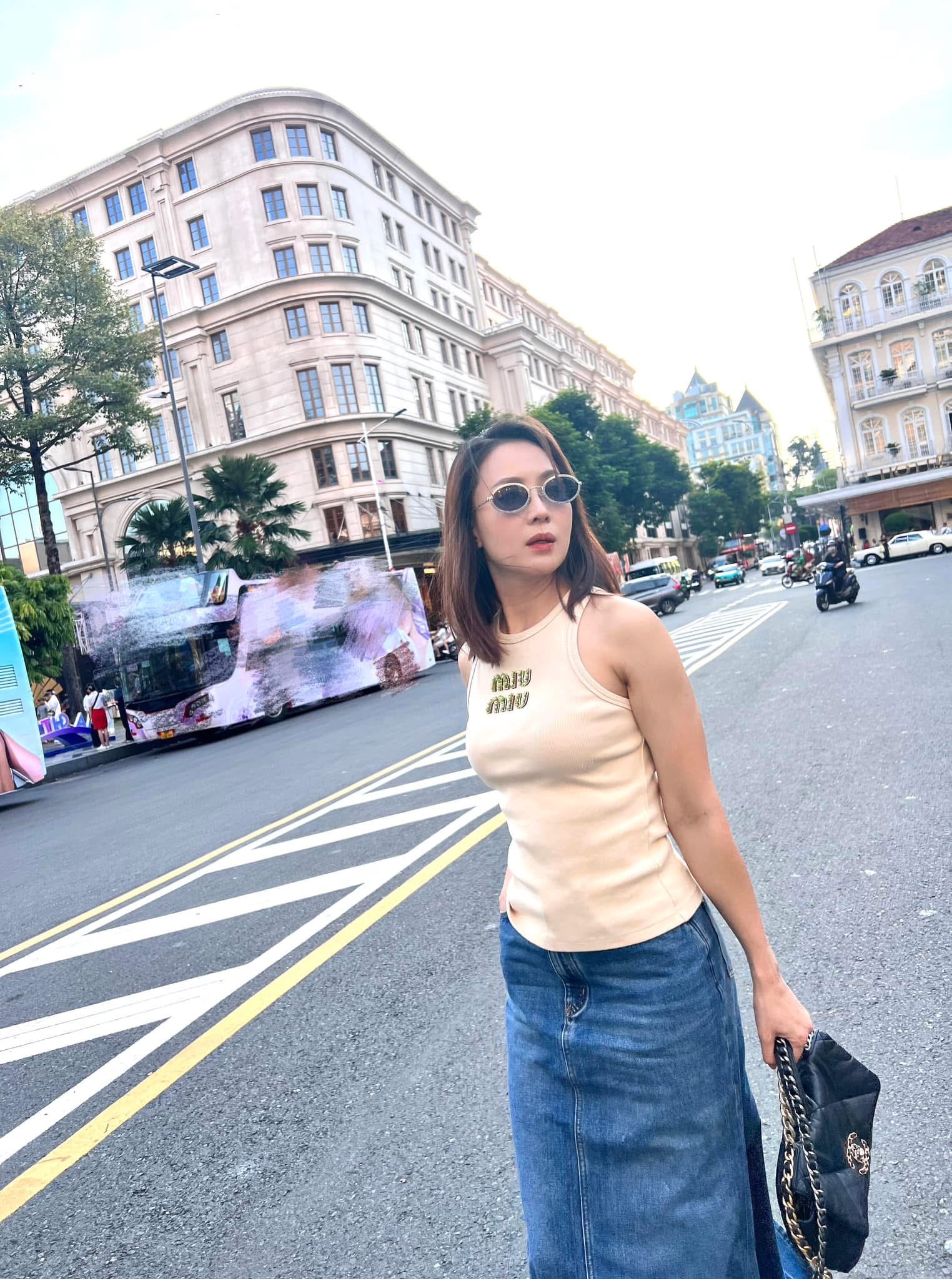 Phong cách trẻ trung hiện đại của Hồng Diễm Phong cách trang điểm nhẹ nhàng và casual hiện đại của Hồng Diễm