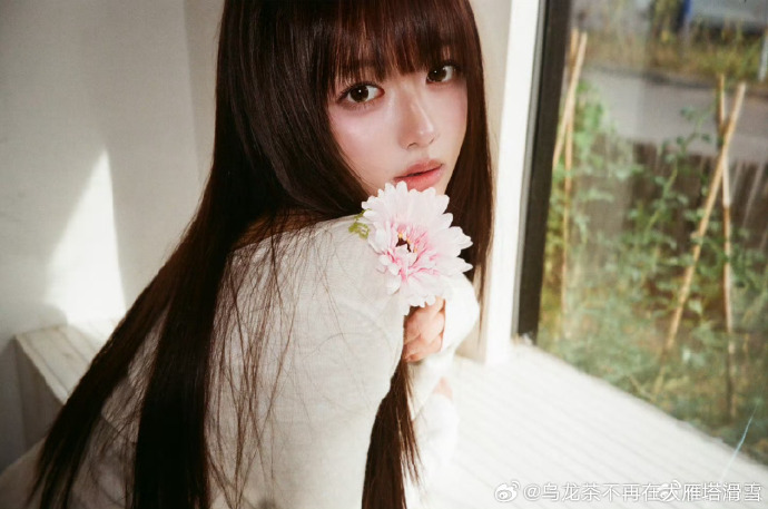 Mỹ nhân đang viral khắp Trung Quốc vì mắt to như 'hột xoàn 50 carat'- Ảnh 1. Mỹ nhân với đôi mắt to tròn