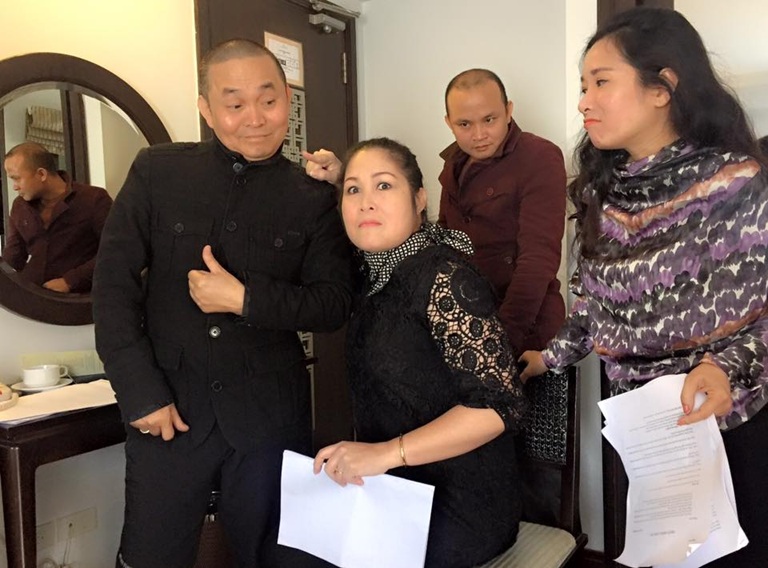 Ảnh NSND Hồng Vân khi đi lưu diễn