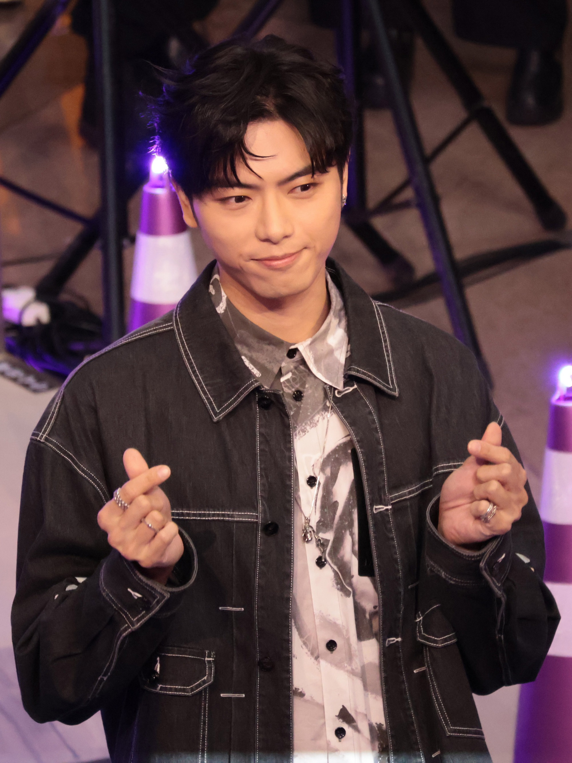 Nam nghệ sĩ lái xe chở đồ cứu trợ