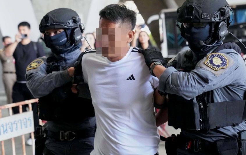 Xa Khải Luân được cảnh sát Thái Lan áp giải ra sân bay để dẫn độ về Trung Quốc điều tra, xét xử Xa Khải Luân bị dẫn độ