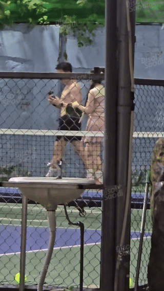 Cặp sao Vbiz ngầm công khai sau 6 năm bị đồn hẹn hò: Nhà trai phong độ tuyệt đối, nhà gái bốc lửa chết đi được- Ảnh 4. Quỳnh Nga và Việt Anh cùng nhau tập luyện thể thao