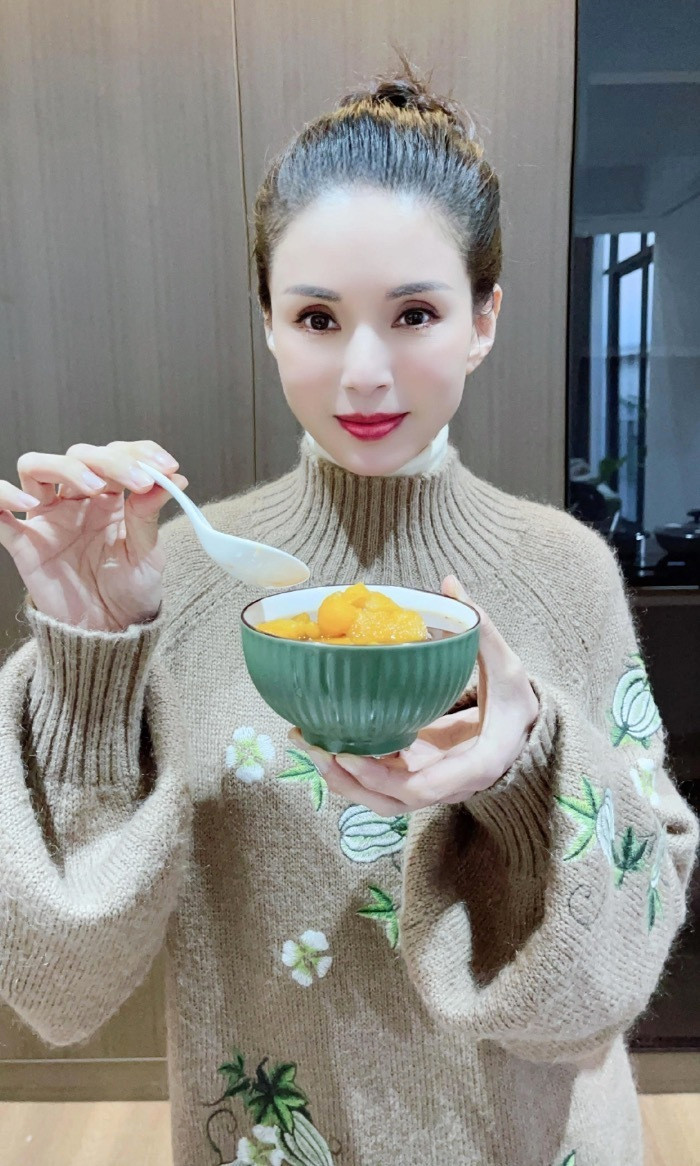 Ngỡ ngàng với sắc vóc ở tuổi 59 của 'Tiểu Long Nữ đẹp nhất màn ảnh'- Ảnh 7. Chế độ ăn uống lành mạnh của Lý Nhược Đồng