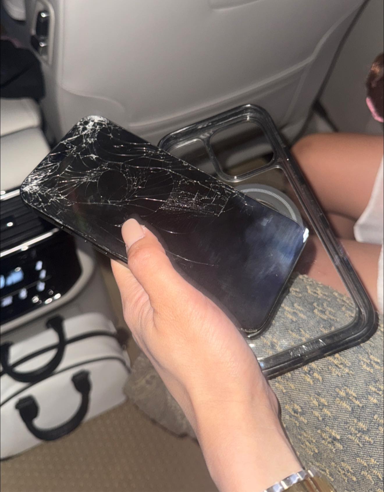 Động thái của Diệp Lâm Anh trong lúc chồng cũ công khai yêu Á hậu Vũ Thuý Quỳnh- Ảnh 1. Diệp Lâm Anh đăng tải hình ảnh chiếc điện thoại vỡ nát