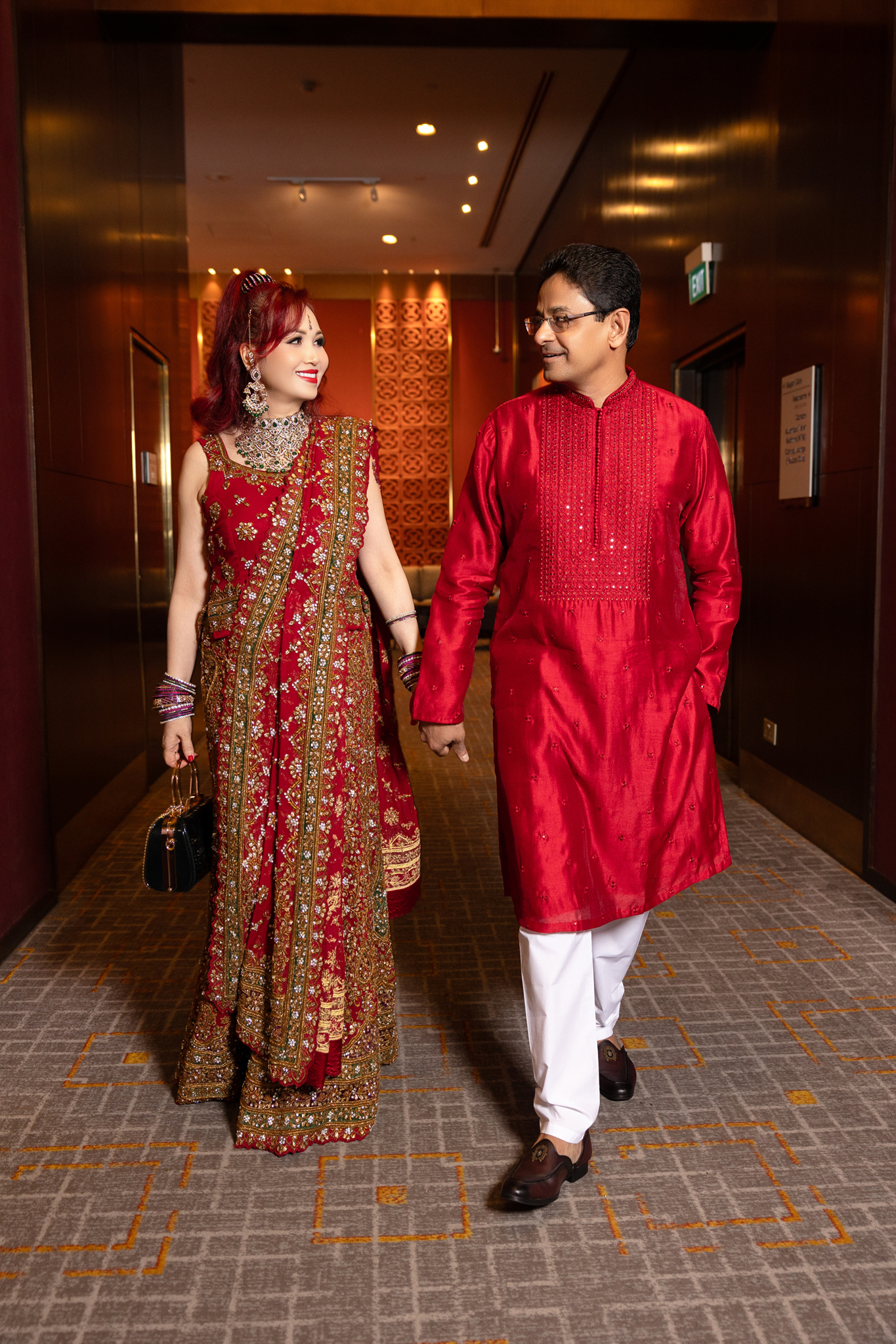 Vợ chồng hoa hậu Diệu Hoa tình tứ dự lễ hội Diwali