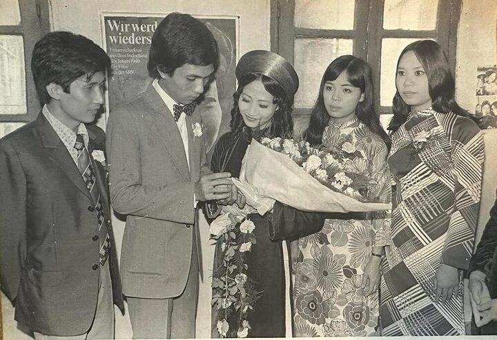 Ảnh cưới NSND Như Quỳnh Ảnh cưới NSND Như Quỳnh được lưu giữ tại Bảo tàng Hà Nội