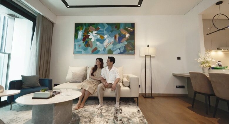 Phòng khách và bếp liền kề cùng ban công thoáng