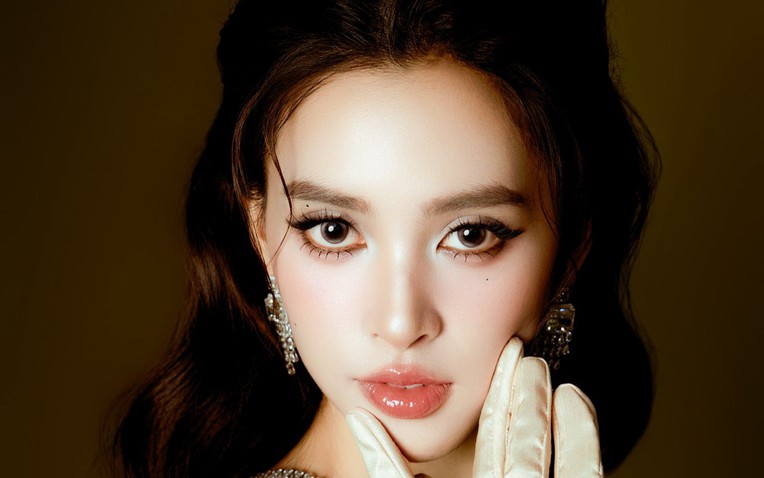 Hoa hậu Tiểu Vy lộ đôi chân bầm tím, dân mạng lo lắng về tình trạng sức khỏe- Ảnh 1. Đôi chân bầm tím của Hoa hậu Tiểu Vy