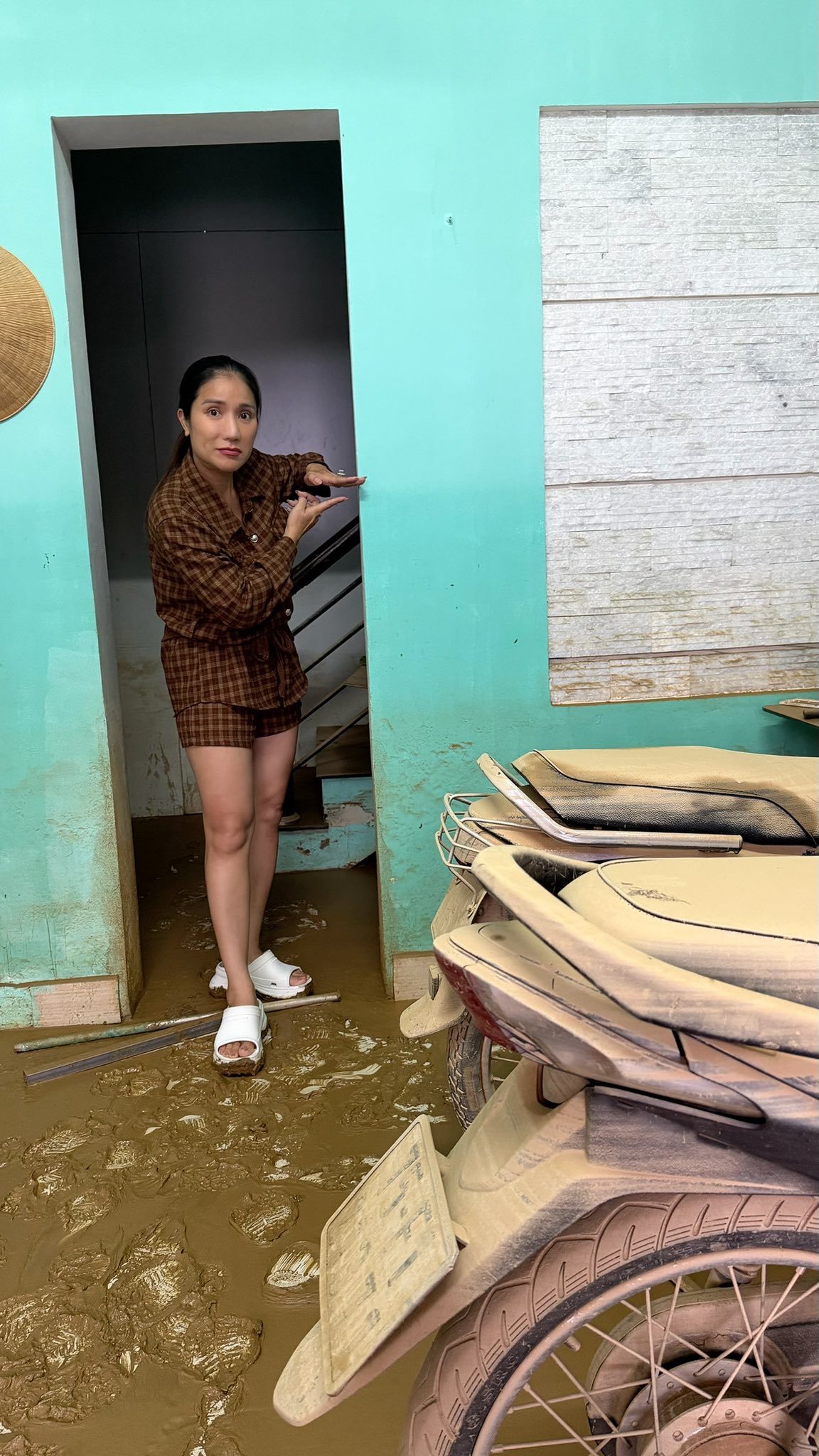 Nền nhà và đồ đạc phủ kín bùn đất sau bão