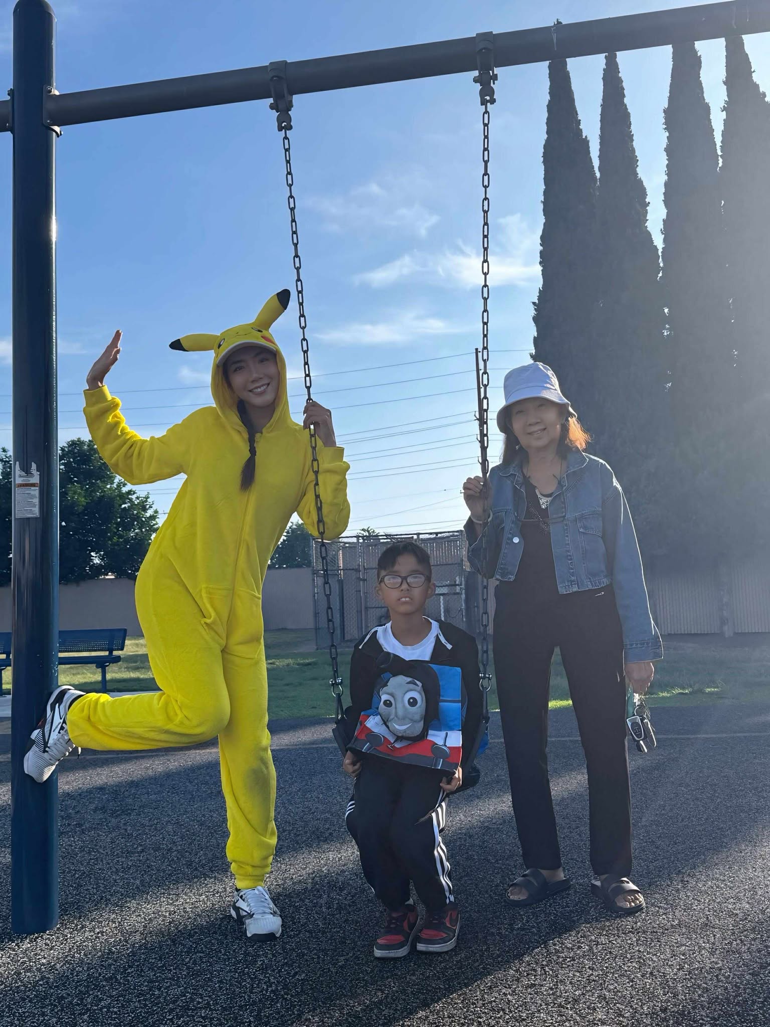 Ngọc Quyên bên con trai và mẹ ruột