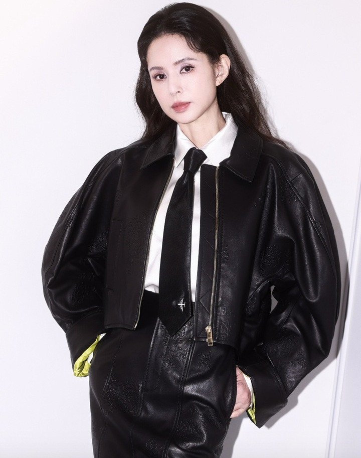 Ngỡ ngàng với sắc vóc ở tuổi 59 của 'Tiểu Long Nữ đẹp nhất màn ảnh'- Ảnh 2. Lý Nhược Đồng chia sẻ cuộc sống đời thường