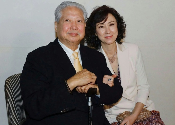 Hồng Kim Bảo cùng vợ Hoa hậu Cao Lệ Hồng