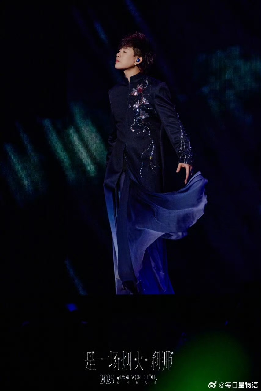 Hồ Ngạn Bân được đánh giá là thế hệ nghệ sĩ thực lực hiếm có Hồ Ngạn Bân với nền tảng thanh nhạc vững và khả năng sáng tác đa dạng