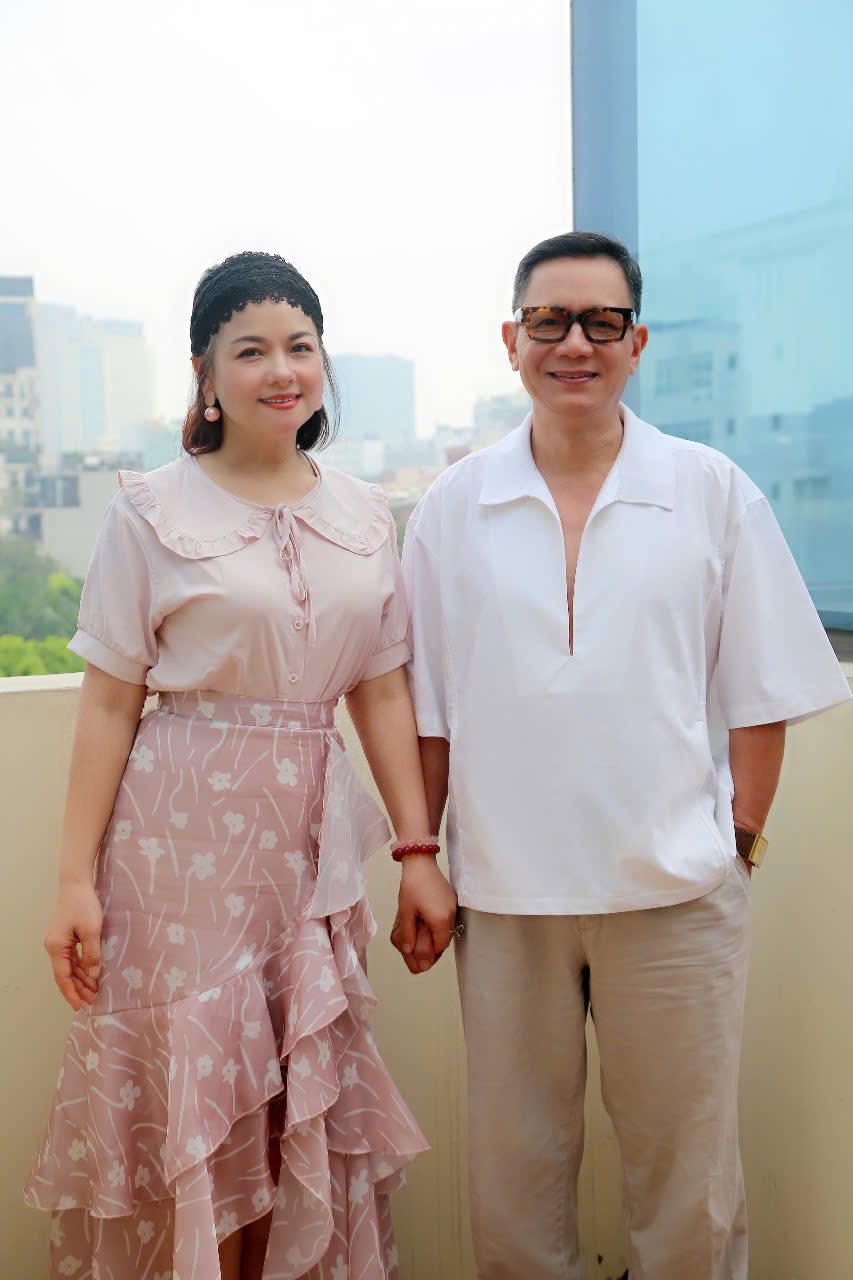 Cặp đôi nghệ sĩ nắm tay tình cảm