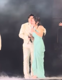 Cận cảnh khoảnh khắc ôm hôn trên sân khấu