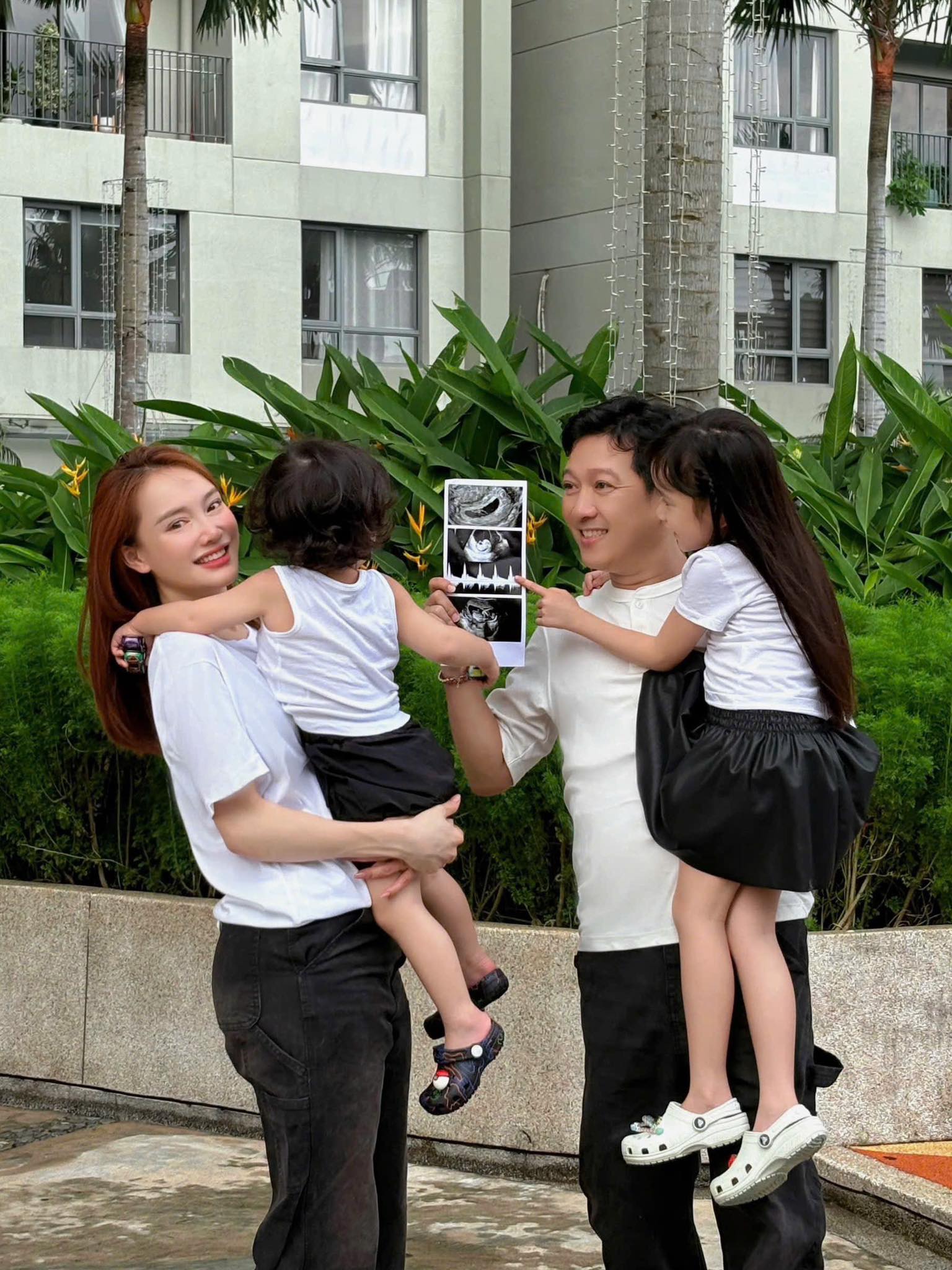 Nhã Phương nhập viện khi đang bầu lần 3- Ảnh 5. Nhã Phương - Trường Giang kỷ niệm ngày cưới