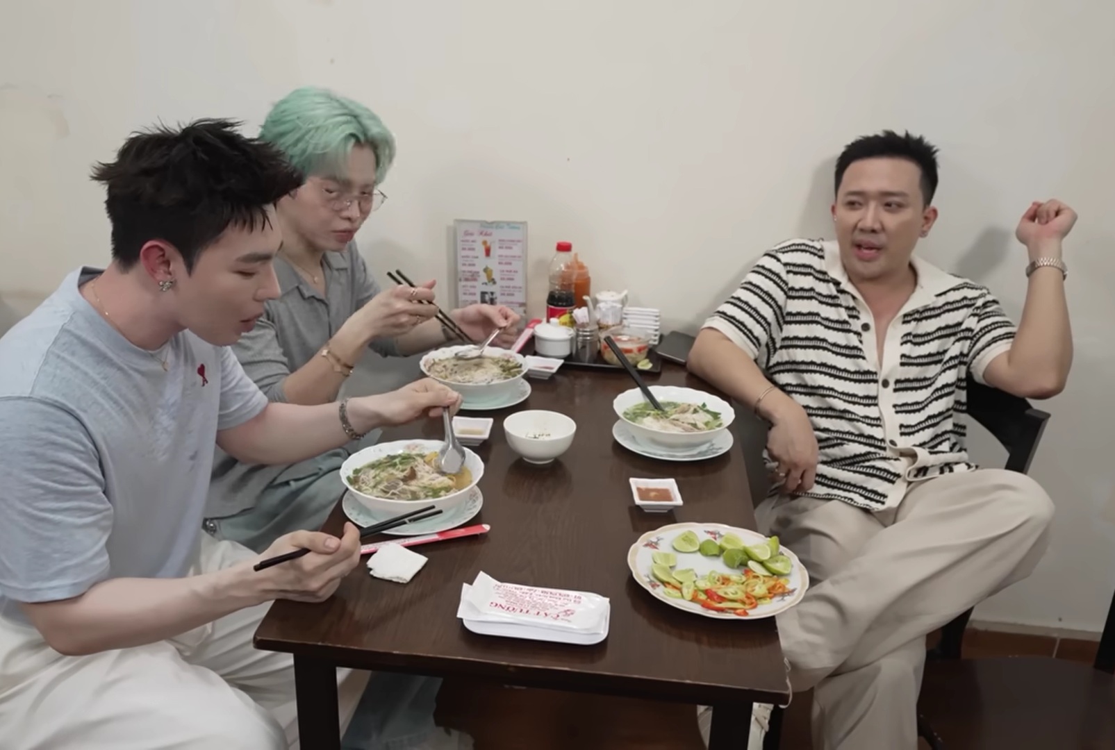 Khoảnh khắc giao lưu vui nhộn giữa các nghệ sĩ