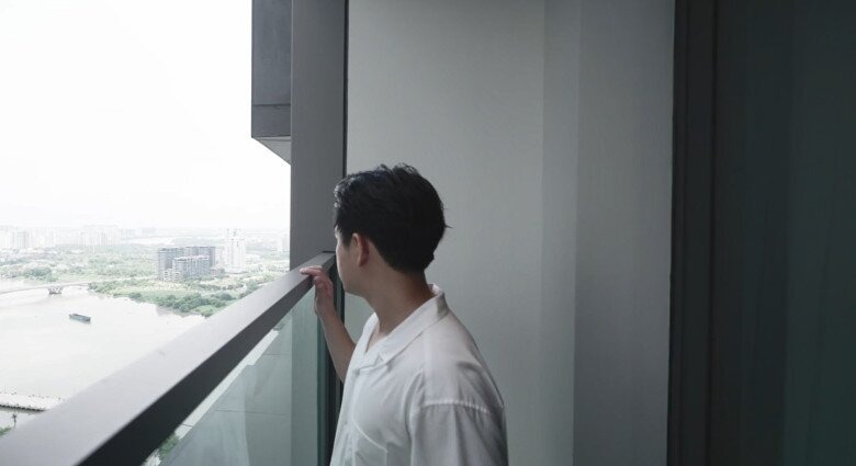 Ban công view nhìn rộng ra thành phố và sông Sài Gòn