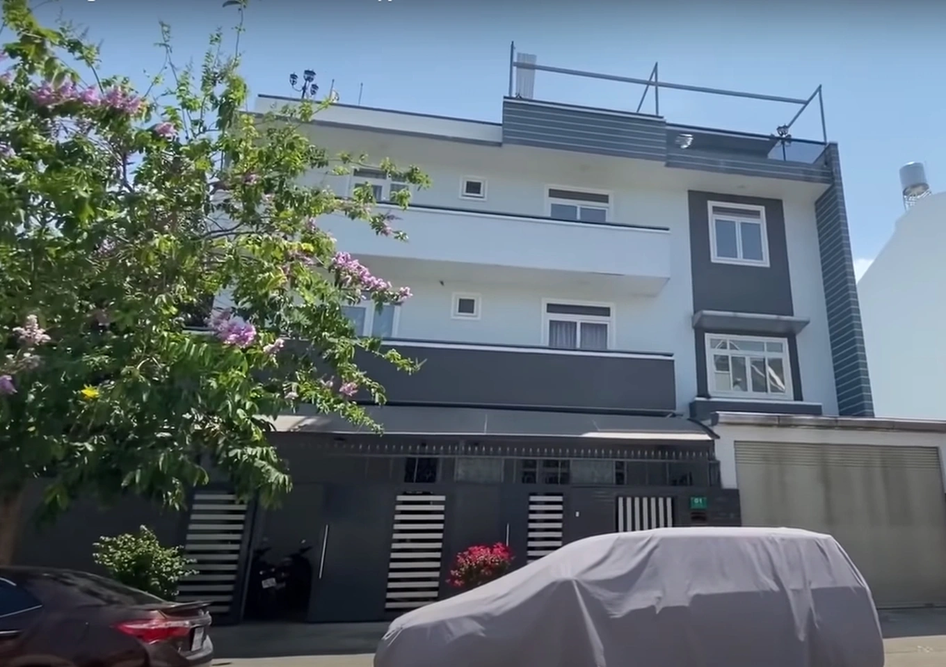 Biệt thự 300 m2 của Kim Tử Long nhìn từ bên ngoài.