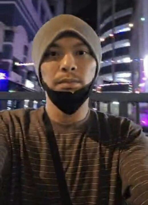 Namewee được cho là quay video bên ngoài trụ sở cảnh sát. Namewee quay video tại trụ sở cảnh sát