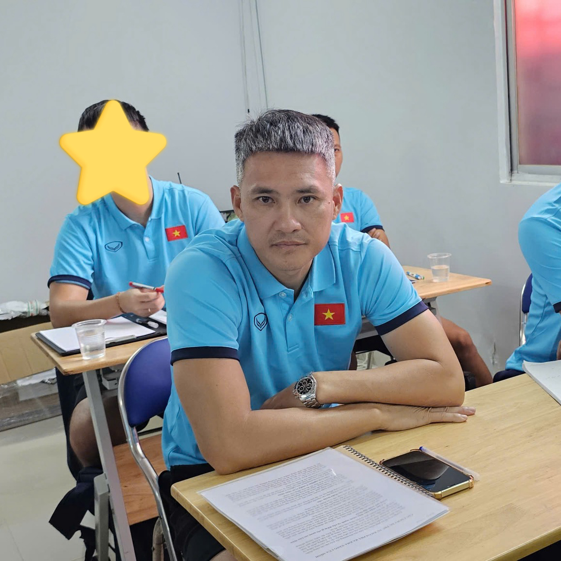 Công Vinh tóc bạc trắng, da đen sạm