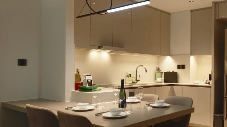 Bàn ăn đặt ở góc tường tiện nghi