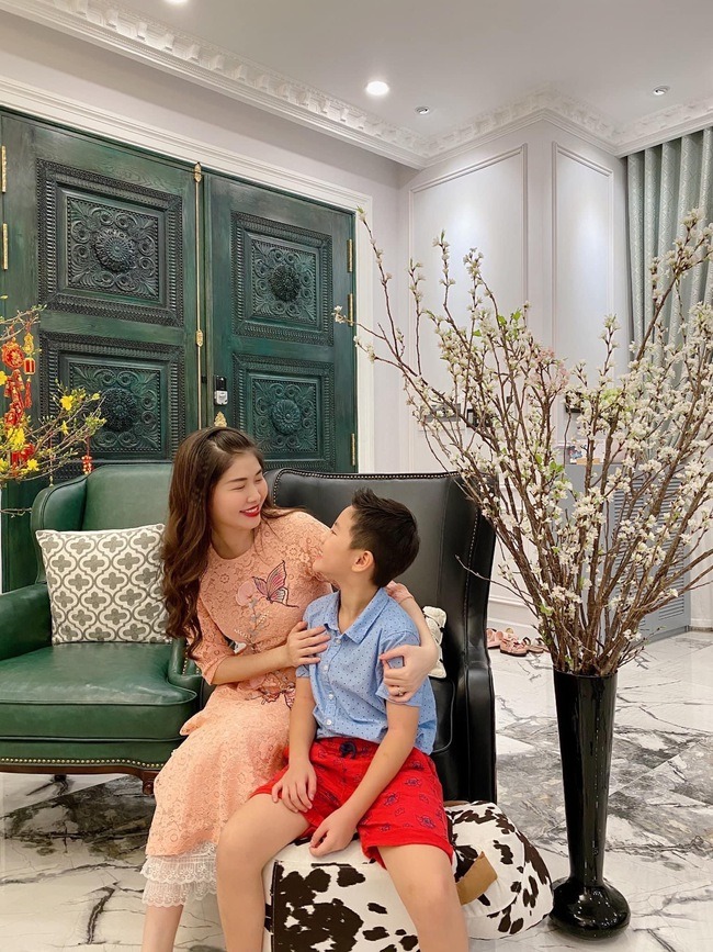 Biệt thự 2 triệu đô trong khu nhà giàu quận 7 của ca sĩ Đăng Khôi- Ảnh 10. Phòng khách bài trí hoa tươi vào dịp lễ Tết tạo không khí vui tươi