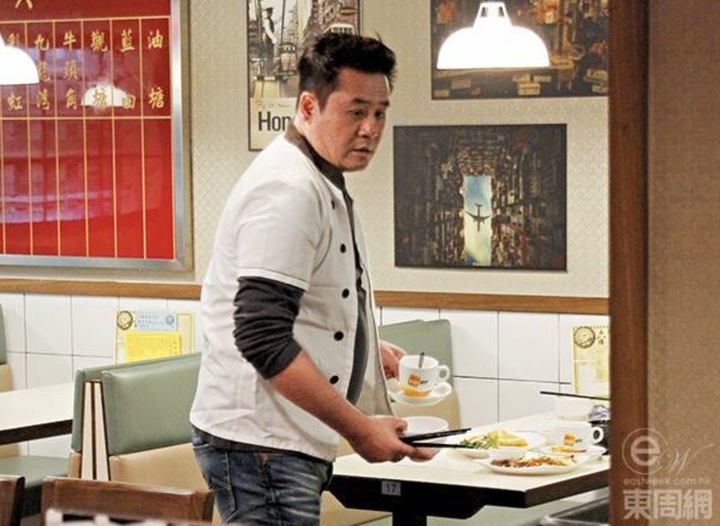 Mạch Trường Thanh làm công việc chân tay để kiếm sống. Mạch Trường Thanh làm phục vụ