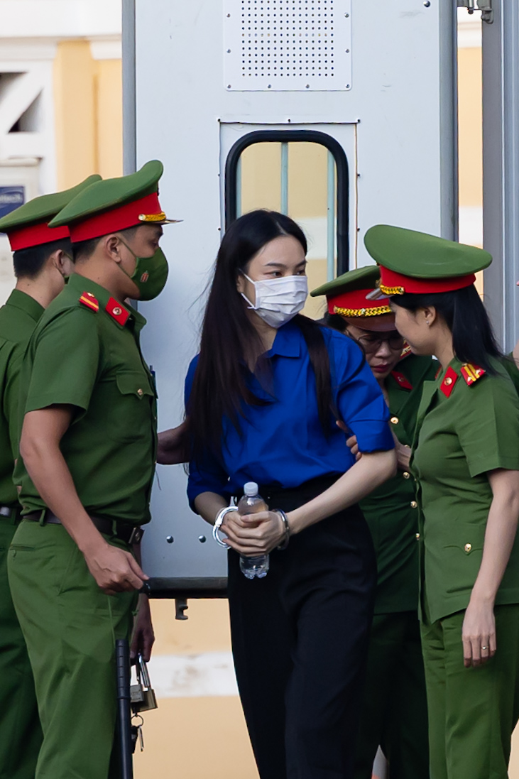 Hình ảnh Thuỳ Tiên được áp giải đến toà án vào sáng nay