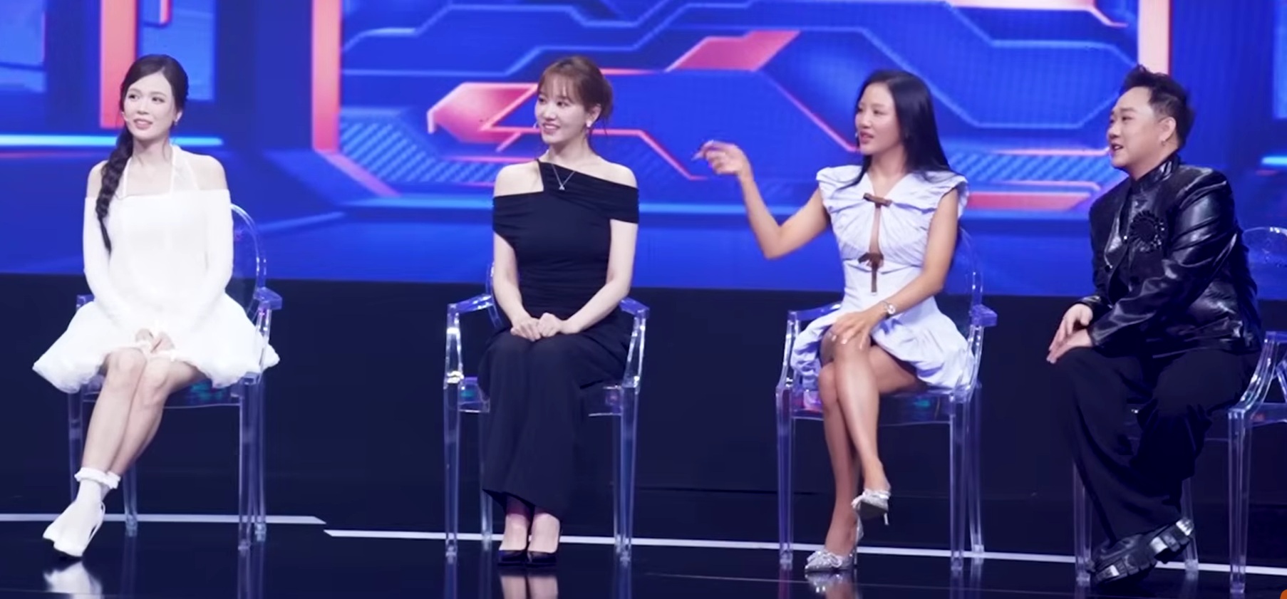 Hari Won không muốn Trấn Thành hoàn hảo, nói thẳng 1 câu thấm thía- Ảnh 1. Hari Won và Trấn Thành trên sân khấu