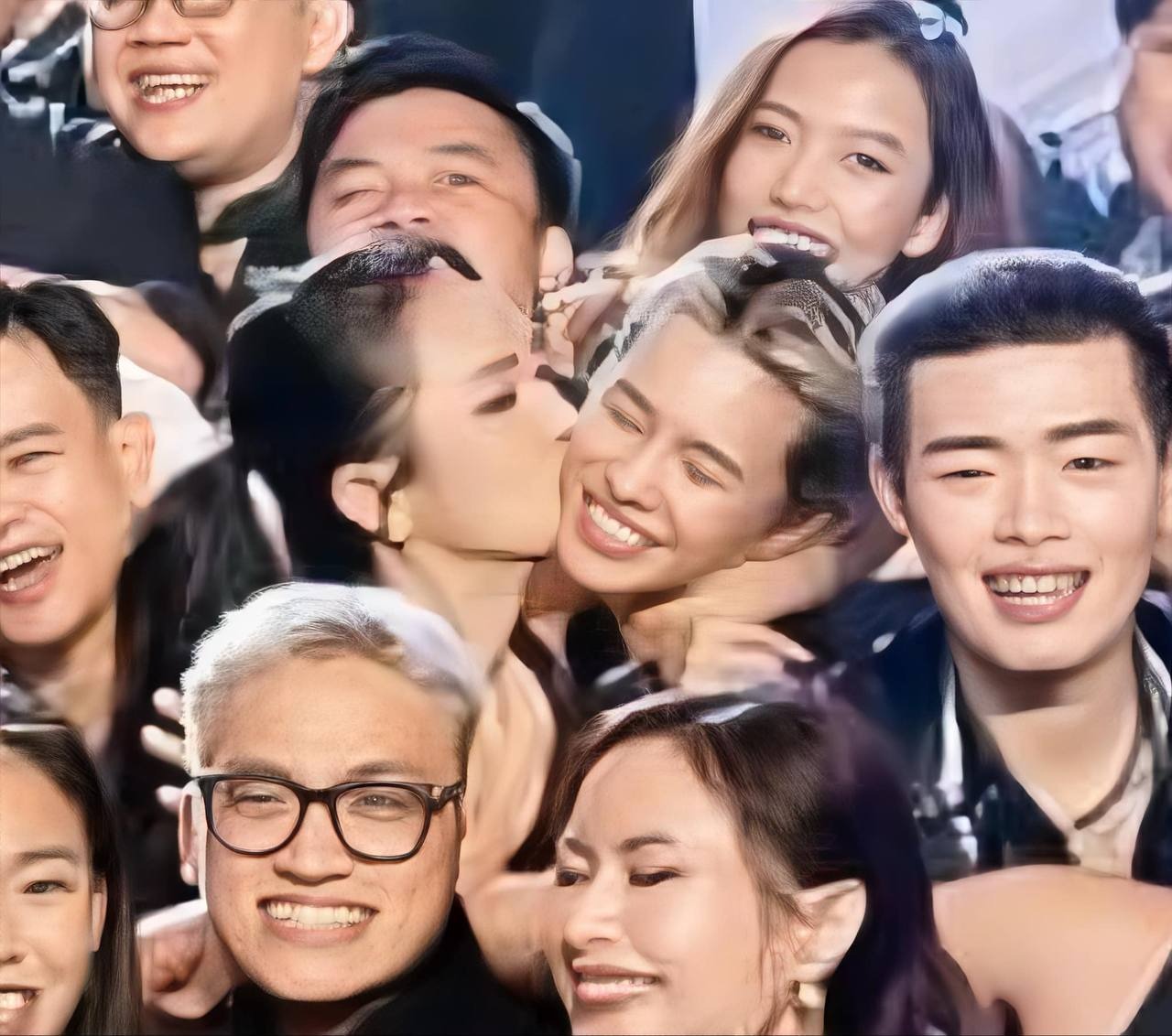 Lần cả hai bị tóm dính hôn má nhau trong đám cưới của Hoa hậu Khánh Vân Vũ Thuý Quỳnh hôn má Hà Kino tại đám cưới