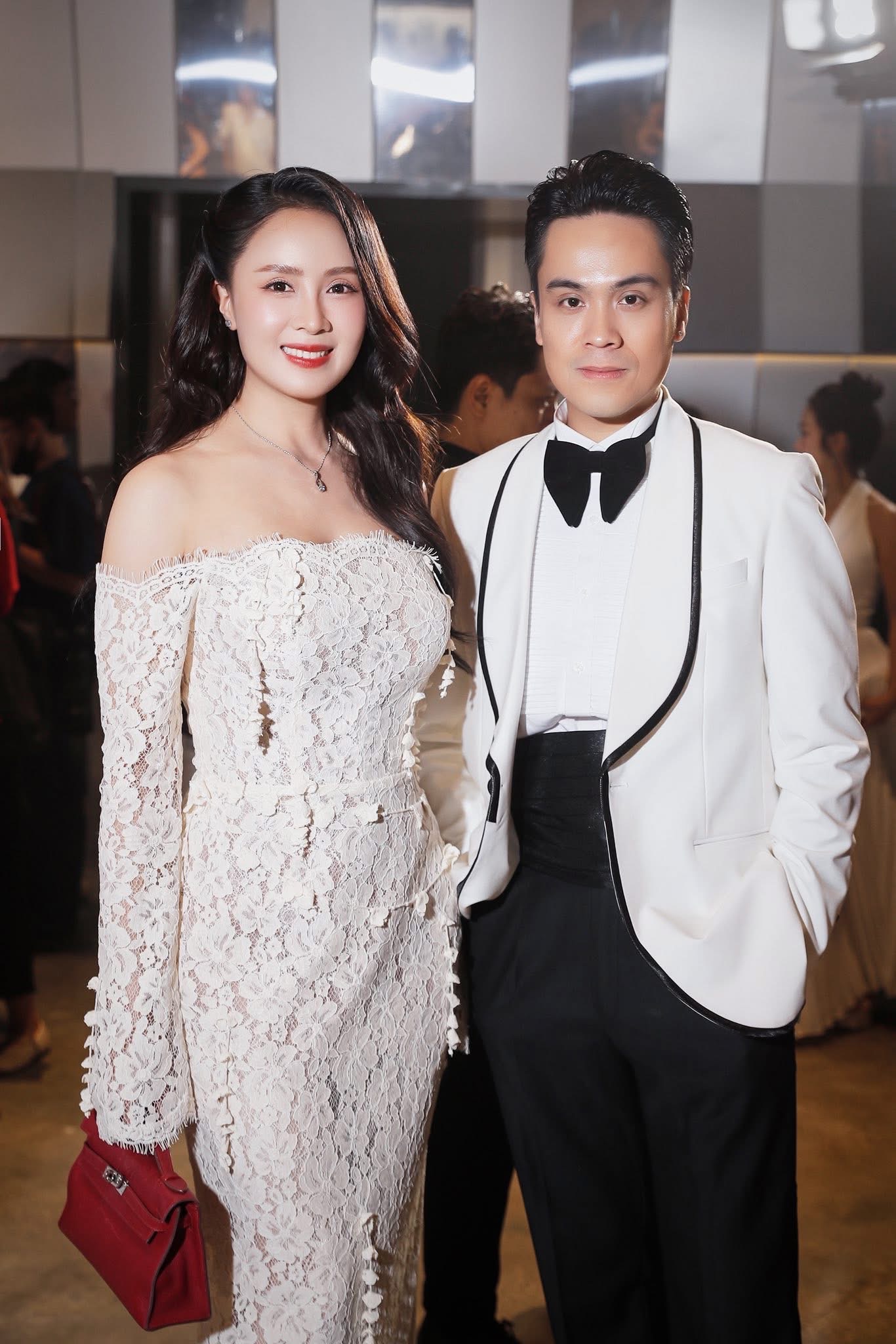 Tạo hình thanh lịch, nữ tính của Hồng Diễm Tạo hình thanh lịch, nữ tính và trang nhã của Hồng Diễm