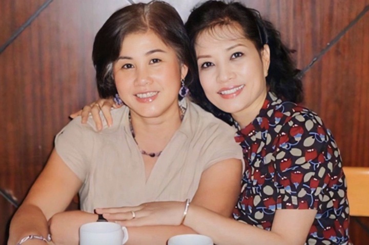 Cô bán cháo của 'Biệt động Sài Gòn': Đường tình trắc trở, kín tiếng nơi xứ người- Ảnh 4. Nghệ sĩ Thúy An (trái) và Hà Xuyên hội ngộ nhiều năm trước.