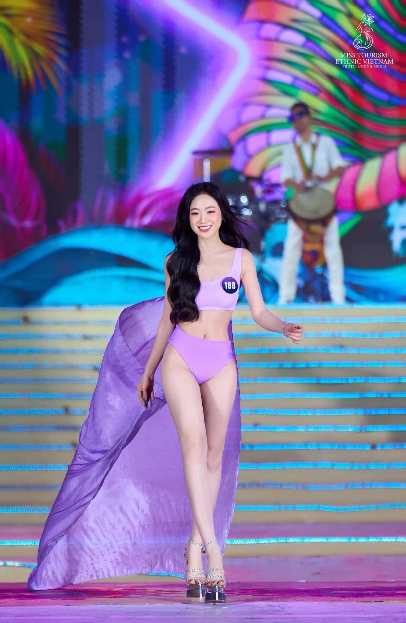 Nhan sắc người đẹp Thanh Hóa vừa đăng quang Á hậu 3 Hoa hậu Du lịch Dân tộc Việt Nam- Ảnh 7. Á hậu Thanh Trúc trên sân khấu chung kết