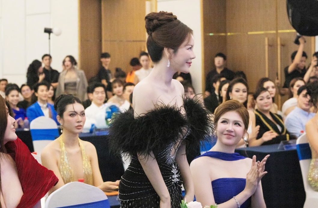 Lý Nhã Kỳ trong buổi lễ công bố