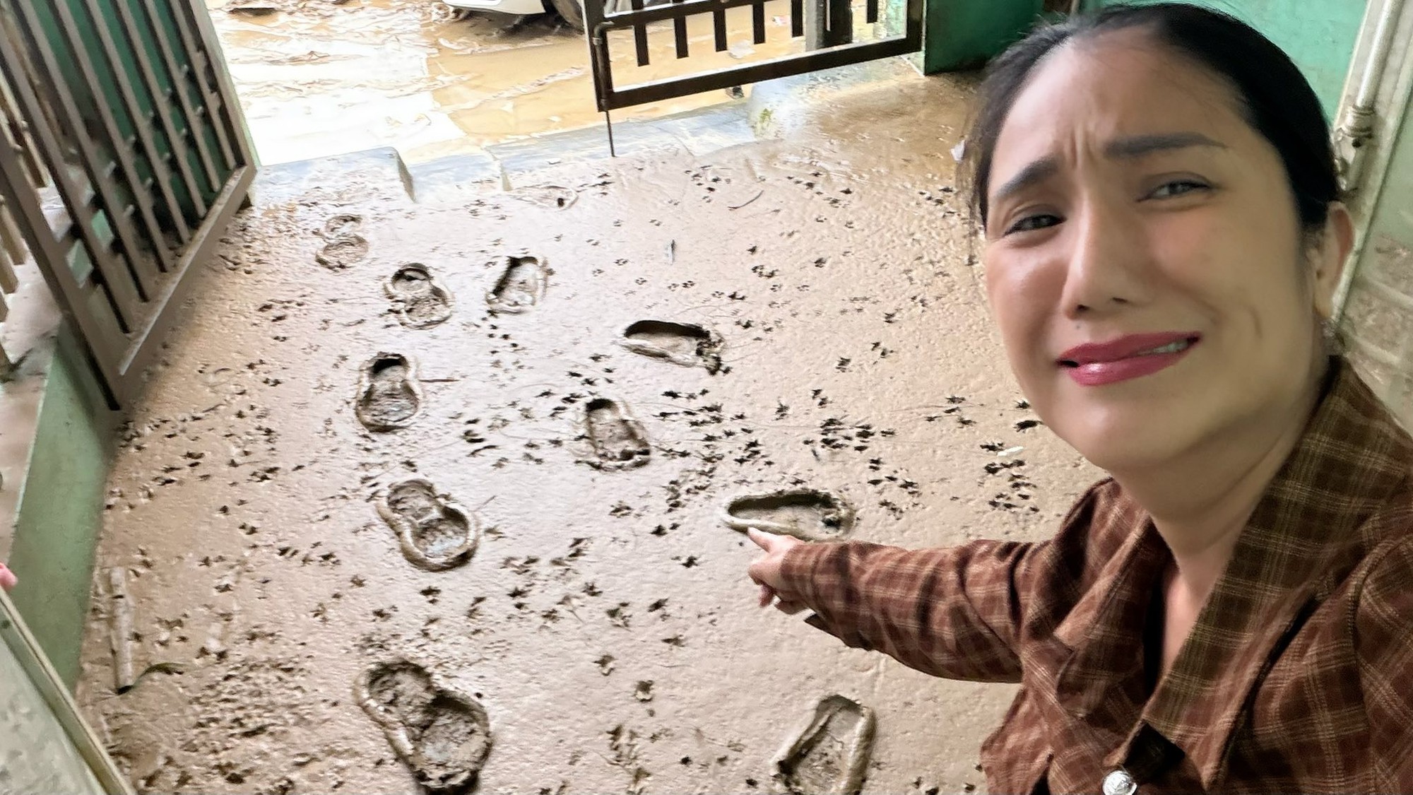 Gia đình MC Cát Tường di chuyển ra khách sạn ngủ vì lo lắng bão