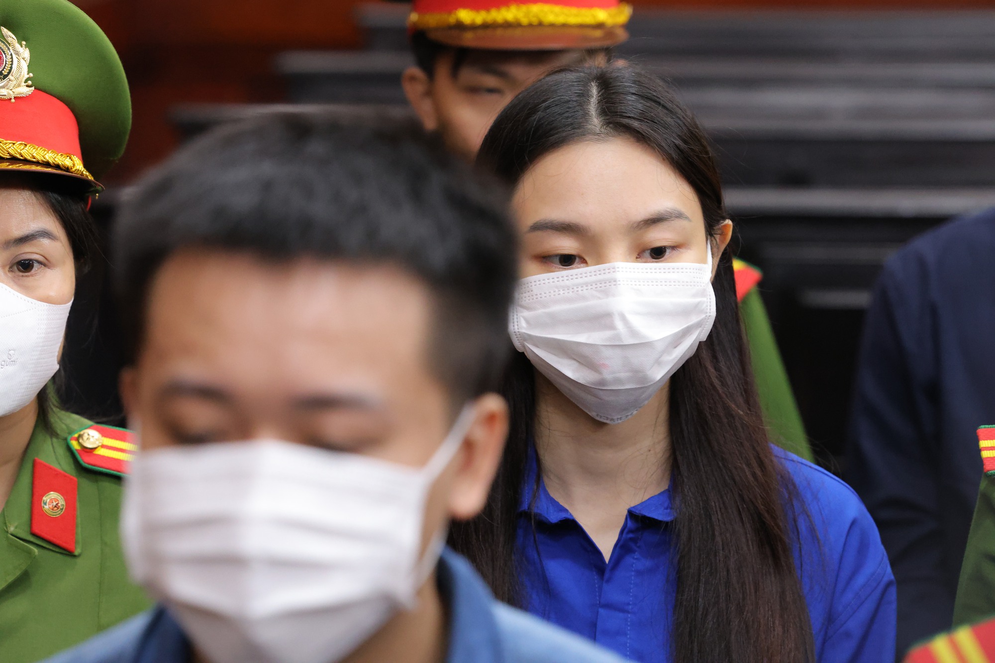 Biểu cảm xuyên suốt phiên toà của Thuỳ Tiên là cúi gằm mặt, mắt nhìn xuống